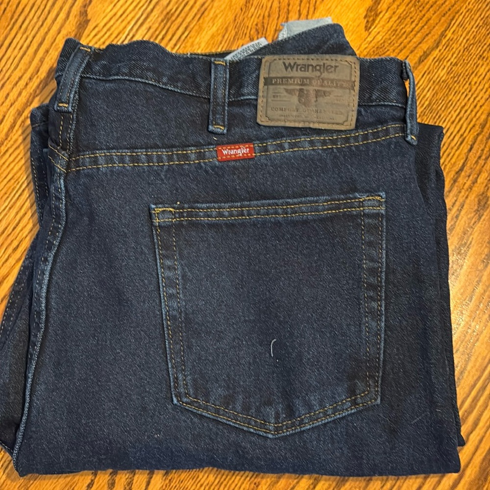 Wrangler dark wash jeans size 42 x 32
